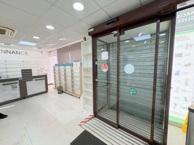 Local commercial dans Montesson à louer - Photo de l’immeuble – Image 2 sur 5