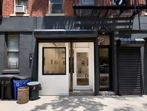231-233 E 4th St, New York, NY à louer Photo de l’immeuble– Image 1 sur 3
