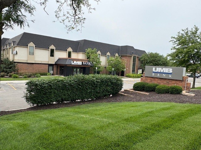 15301 W 87th Street Pky, Lenexa, KS à louer - Photo de l’immeuble – Image 1 sur 3