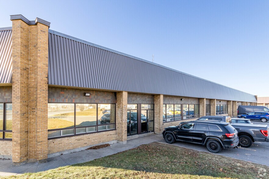 4405-4515 Boul Poirier, Saint-Laurent, QC à louer - Photo de l’immeuble – Image 3 sur 4