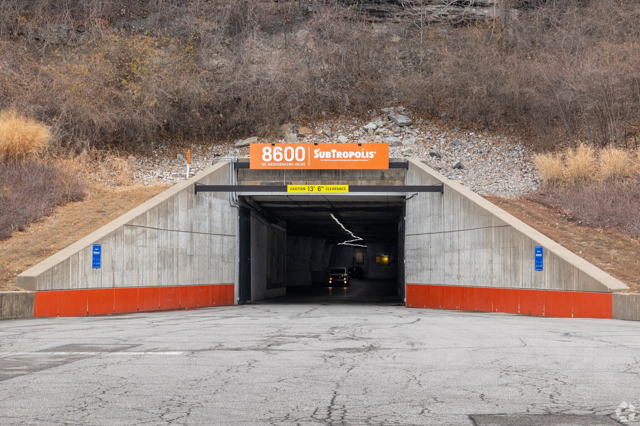 8600 NE Underground Dr, Kansas City, MO à louer Photo de l’immeuble– Image 1 sur 10