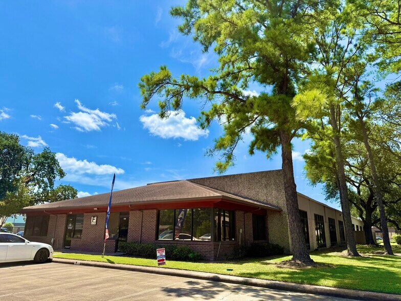7135 W Tidwell Rd, Houston, TX à louer - Photo de l’immeuble – Image 2 sur 11