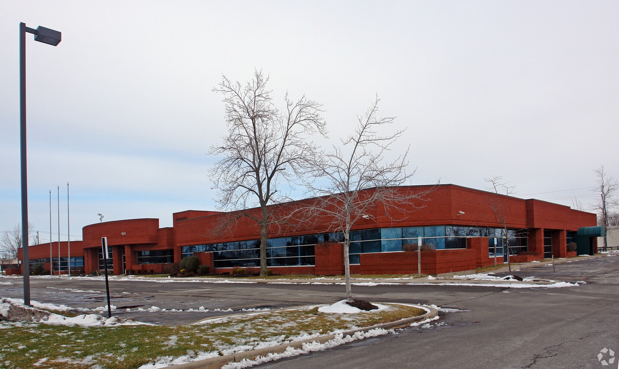 10 Earhart Dr, Amherst, NY à louer Photo principale– Image 1 sur 3