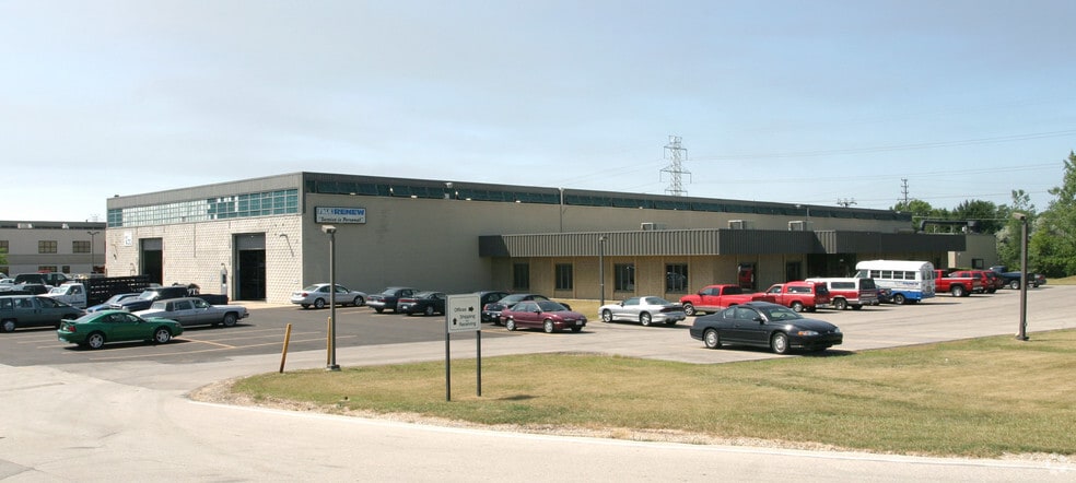1903 S Moorland Rd, New Berlin, WI à louer - Photo principale – Image 1 sur 8