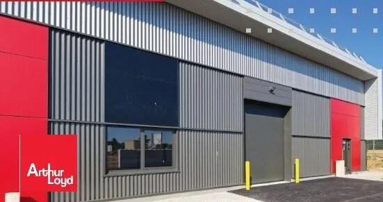 Local d’activités dans Dreux à louer - Photo de l’immeuble – Image 2 sur 3