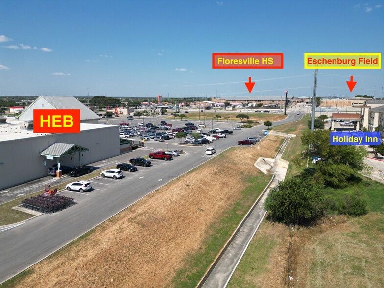 1521 A St. A Street, Floresville, TX à vendre - Photo de l’immeuble – Image 3 sur 11