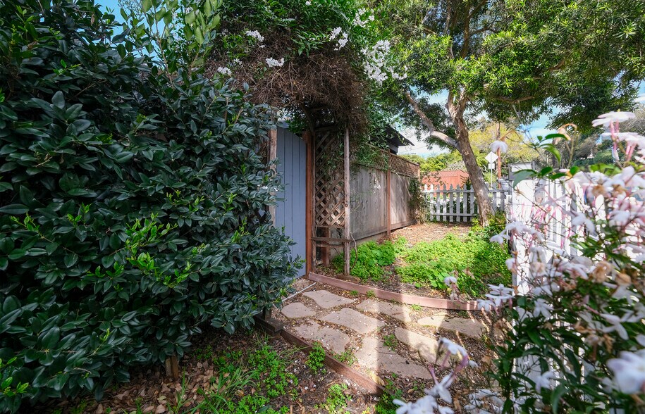 2549 Treasure Dr, Santa Barbara, CA à vendre - Photo de l’immeuble – Image 2 sur 13