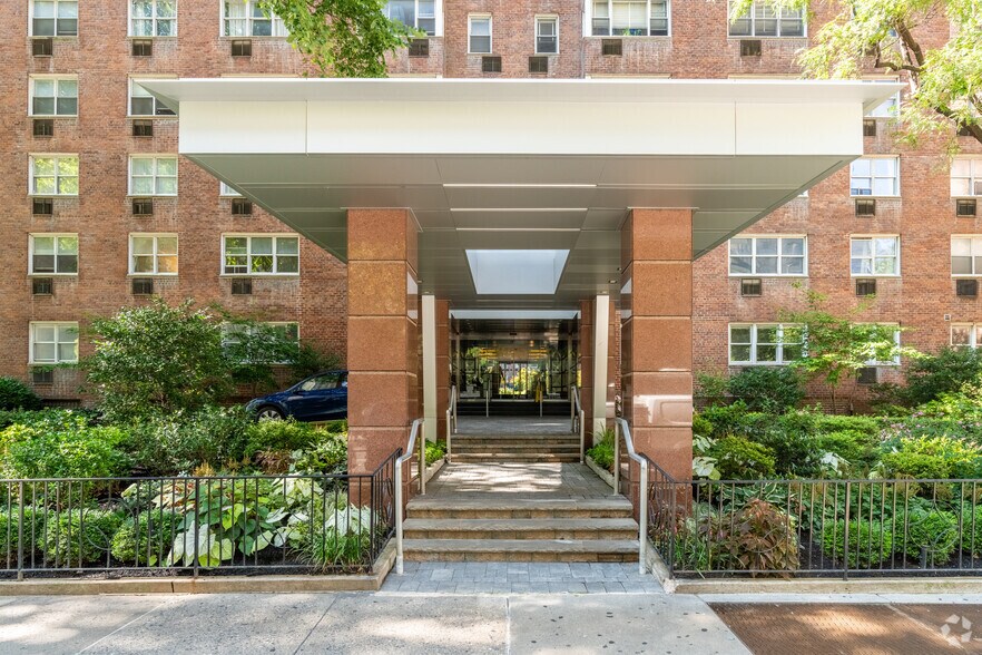 345 W 58th St, New York, NY à vendre - Photo de l’immeuble – Image 3 sur 19