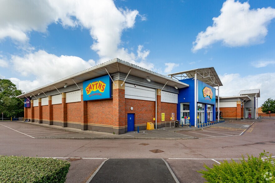 Gateway Retail Park portefeuille de 2 biens à vendre sur LoopNet.fr - Photo principale – Image 2 sur 3