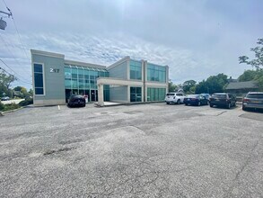 217 Merrick Rd, Amityville, NY à louer Photo de l’immeuble– Image 2 sur 8