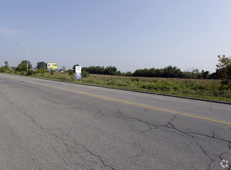 Blvd Daniel-Johnson, Laval, QC à vendre - Photo de l’immeuble – Image 3 sur 5