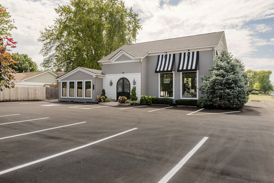 1799 Michele Ln, Greenwood, IN à vendre - Photo de l’immeuble – Image 2 sur 36