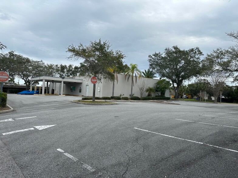 2046 Bayshore Blvd, Dunedin, FL à louer - Photo de l’immeuble – Image 3 sur 27