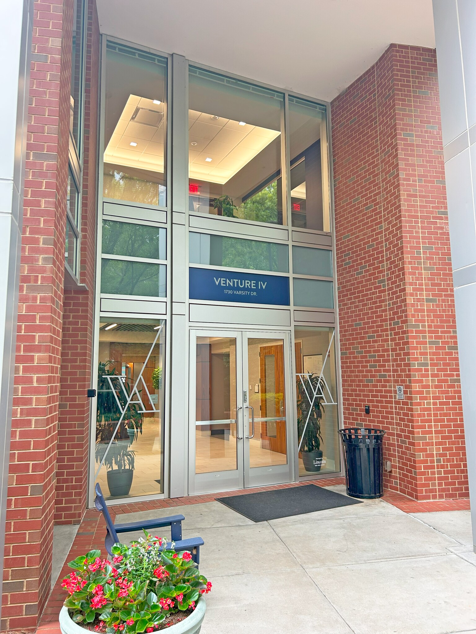1730 Varsity Dr, Raleigh, NC à louer Photo de l’immeuble– Image 1 sur 7