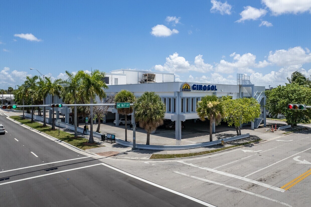 16666 NE 19th Ave, North Miami Beach, FL à louer Photo de l’immeuble– Image 1 sur 14