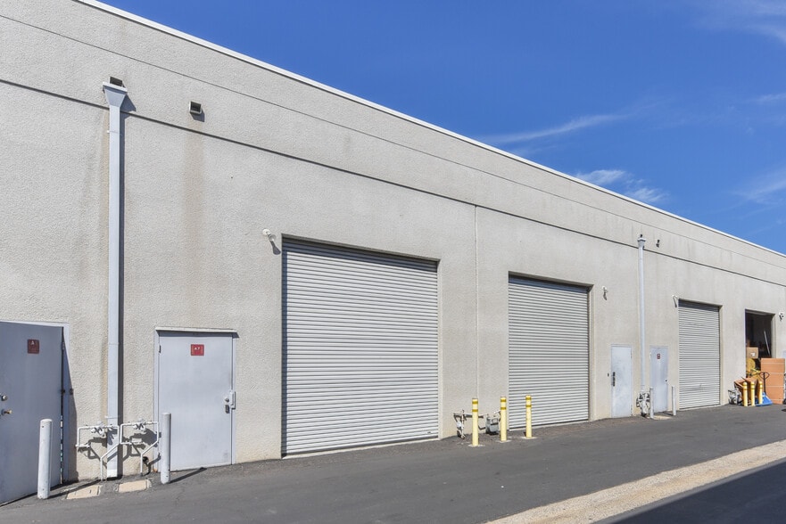 711 W 17th St, Costa Mesa, CA à louer - Photo de l’immeuble – Image 3 sur 7