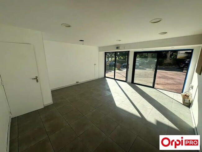 Plus de détails pour Local commercial à vendre