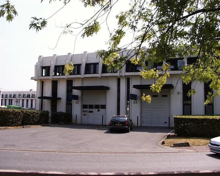 Local d’activités dans Évry-Courcouronnes à louer - Photo de l’immeuble – Image 2 sur 9