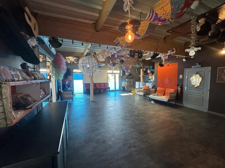 Local commercial dans Tremblay-les-Villages à vendre - Photo de l’immeuble – Image 2 sur 30