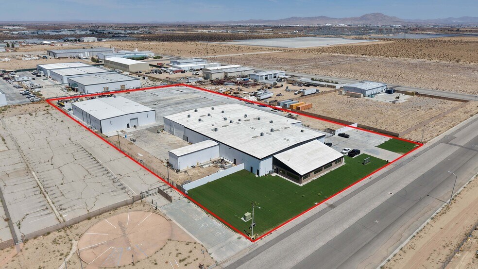 9486 Holly Rd, Adelanto, CA à vendre - Photo de l’immeuble – Image 2 sur 9