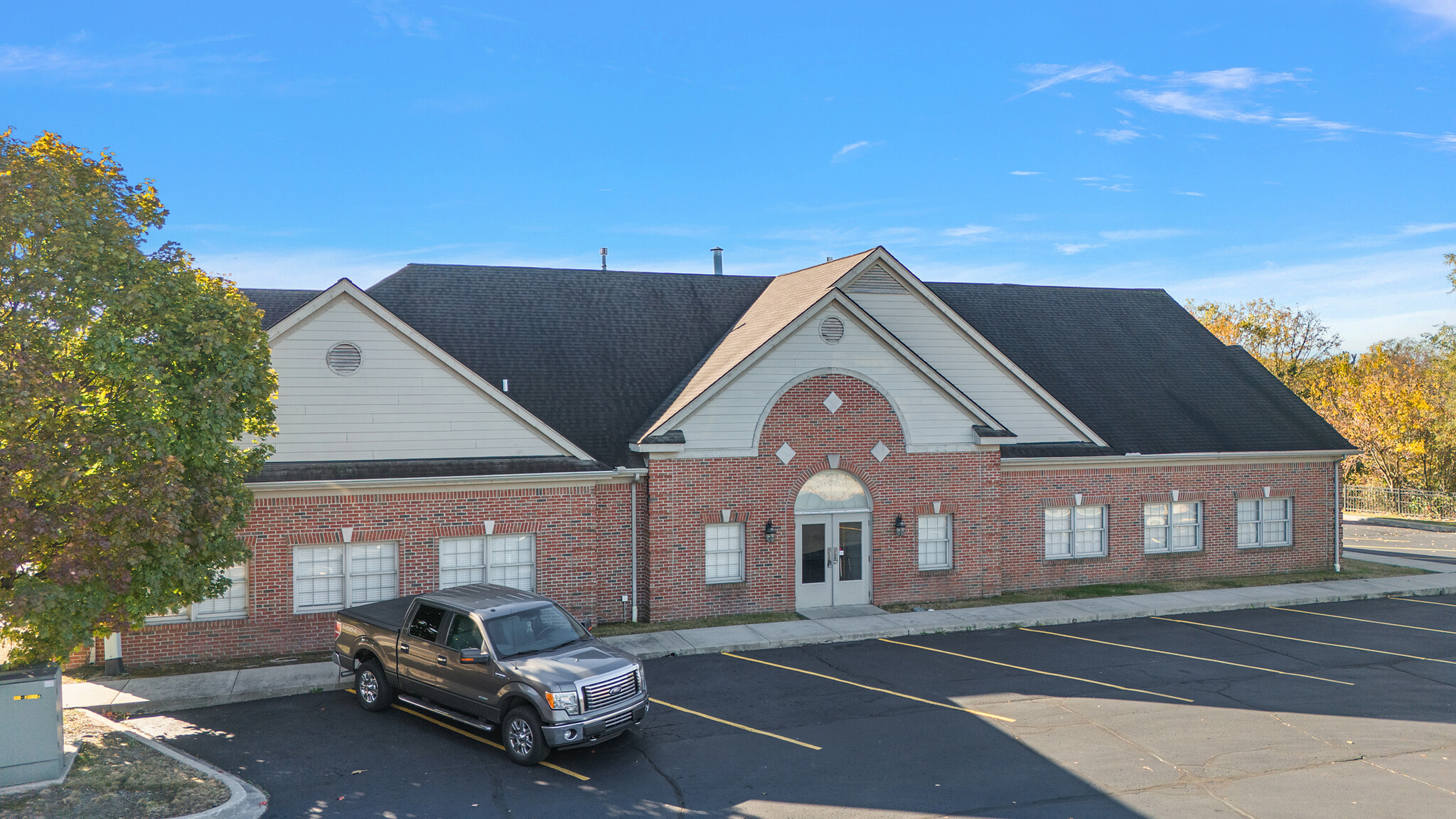 36015 Utica Rd, Clinton Township, MI à louer Photo de l’immeuble– Image 1 sur 6