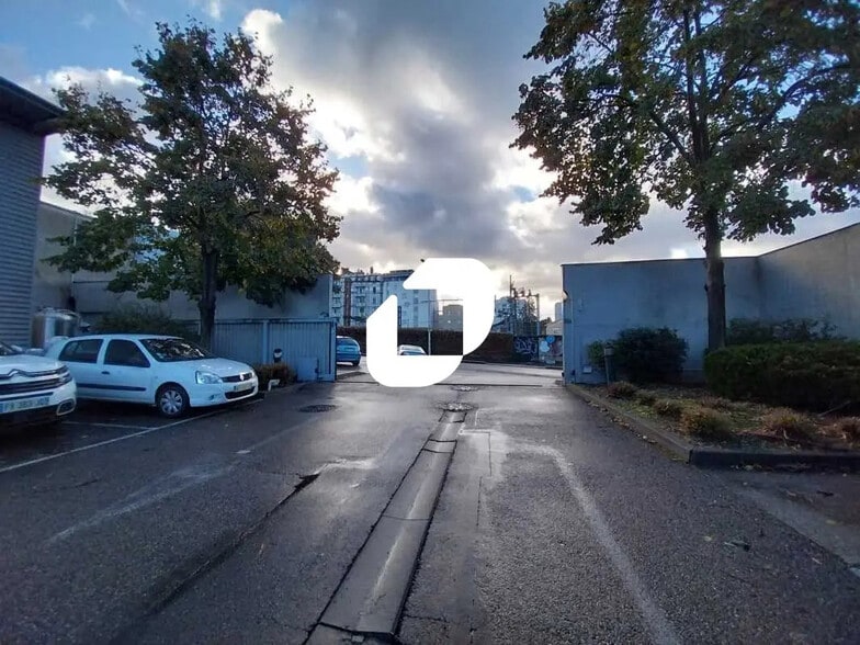 Local d’activités dans Lyon à louer - Photo de l’immeuble – Image 2 sur 11