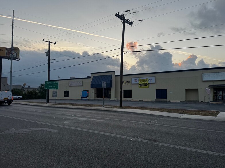 2200-2206 NW Loop 410, San Antonio, TX à louer - Photo de l’immeuble – Image 2 sur 29