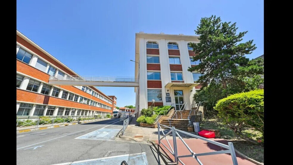 Bureau dans La Courneuve à louer - Photo de l’immeuble – Image 2 sur 14