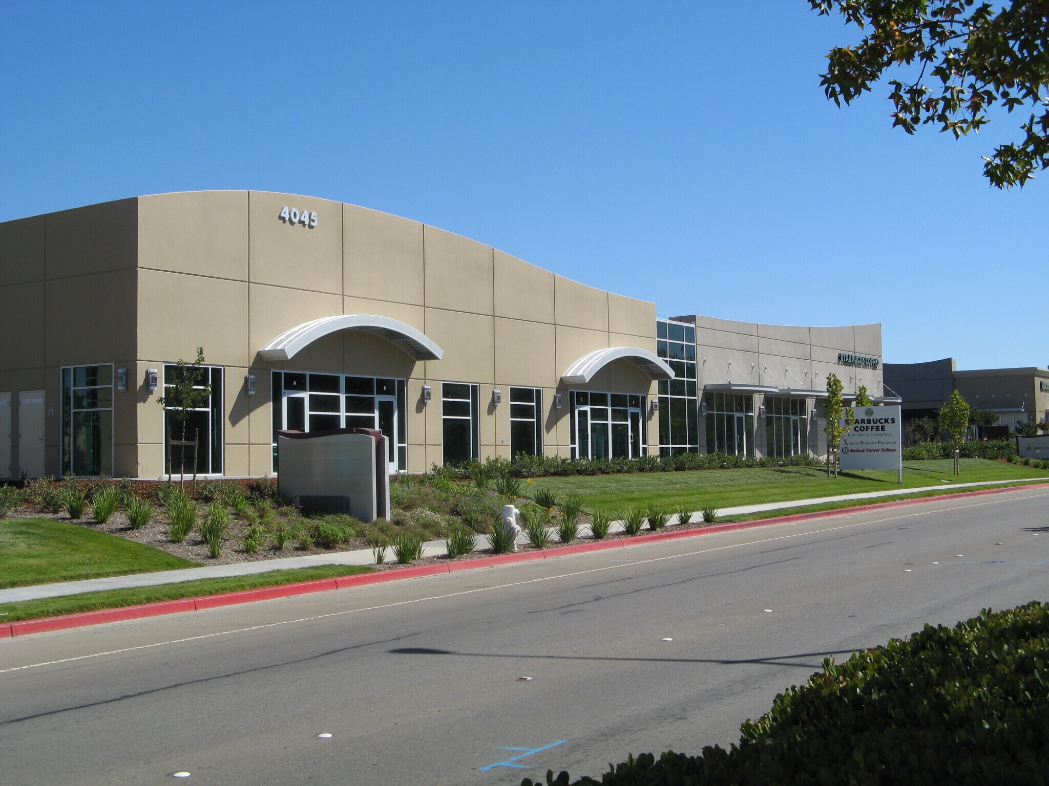 4041-4053 Lone Tree Way, Antioch, CA à louer Photo principale– Image 1 sur 10