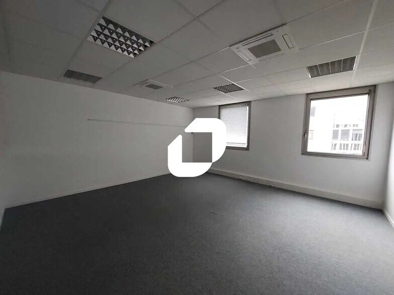 14 Avenue Gustave Eiffel, Montigny-le-Bretonneux à louer - Photo de l’immeuble – Image 2 sur 8