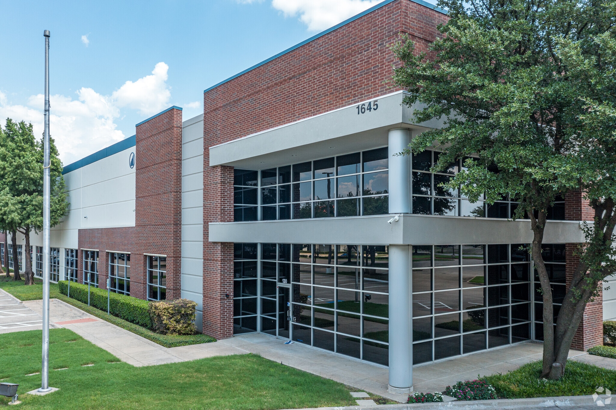 1645 Wallace Dr, Carrollton, TX à louer Photo principale– Image 1 sur 16