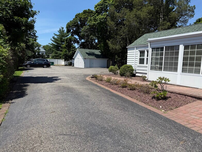 156 N Ocean Ave, Patchogue, NY à vendre - Photo de l’immeuble – Image 3 sur 27
