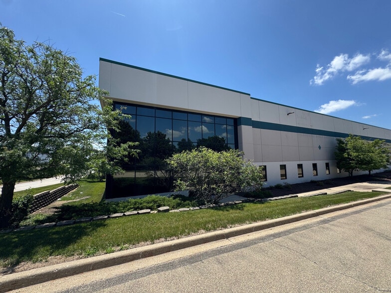 555 Remington Blvd, Bolingbrook, IL à louer - Photo de l’immeuble – Image 1 sur 4