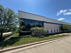 555 Remington Blvd, Bolingbrook, IL à louer Photo de l’immeuble– Image 1 sur 8