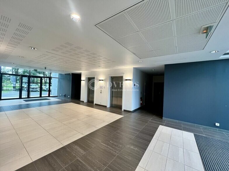 Bureau dans SAINT-OUEN-L'AUMONE à louer - Hall d’entrée – Image 2 sur 10