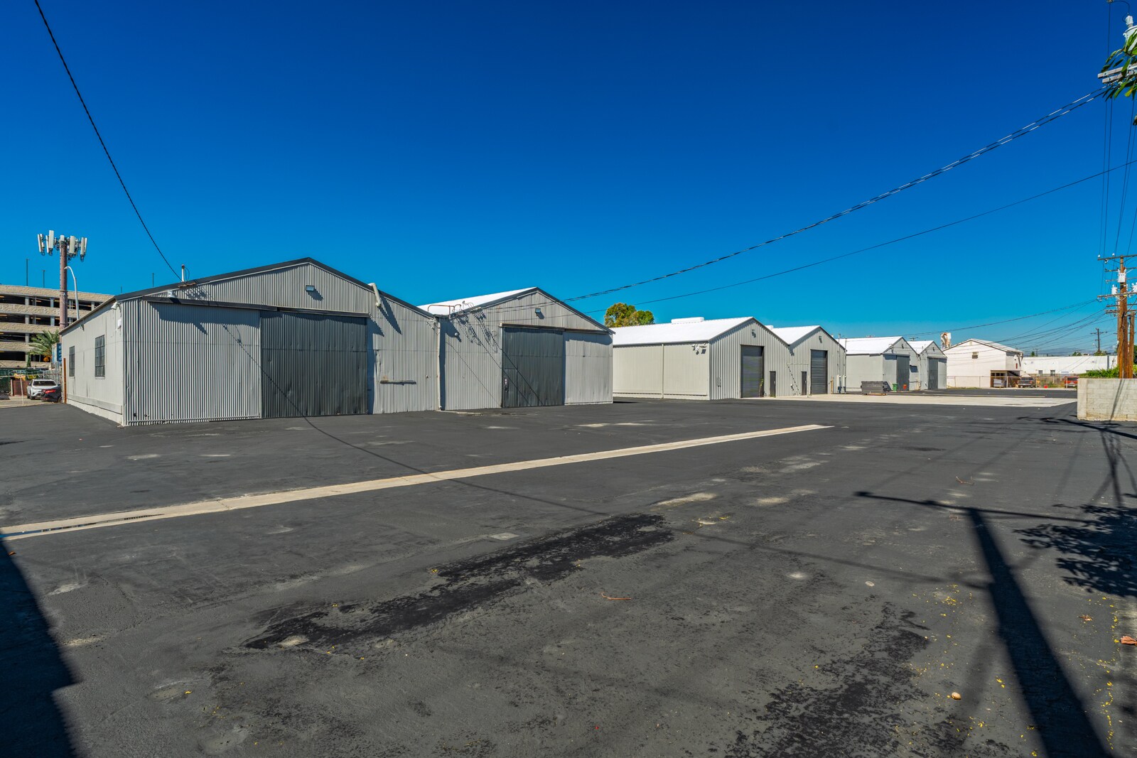 4 INDUSTRIAL BUILDINGS FOR SALE portefeuille de 4 biens à vendre sur LoopNet.fr Photo principale– Image 1 sur 9