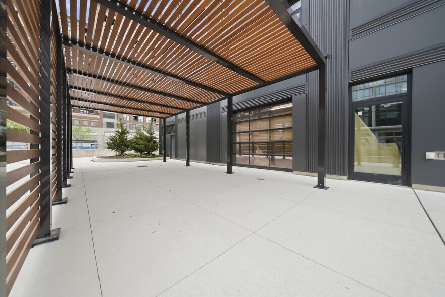 871 N Franklin St, Chicago, IL à louer - Photo de l’immeuble – Image 2 sur 24