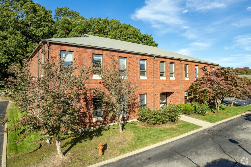 875 Centerville Rd, Warwick, RI à vendre - Photo de l’immeuble – Image 1 sur 30