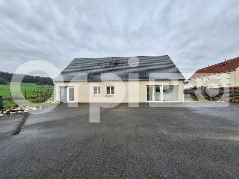 Bureau dans Montigny-Lengrain à louer - Photo de l’immeuble – Image 1 sur 12