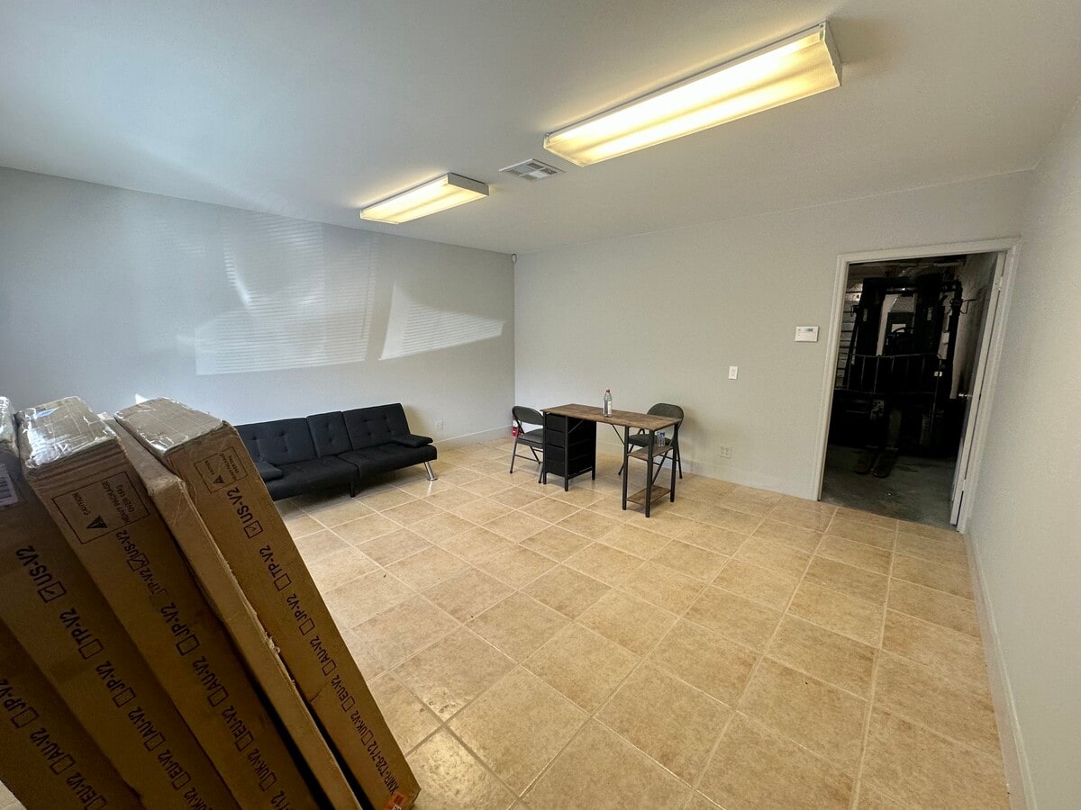 2301-2325 NW 30th St, Oakland Park, FL 33311 - Lot 2313 - - Photo intérieure - Image 1 of 5