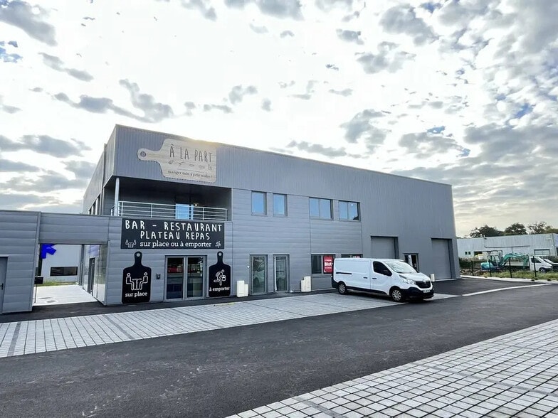 Local commercial dans Miniac-Morvan à vendre - Photo de l’immeuble – Image 1 sur 2