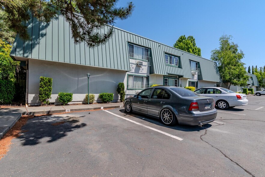 349 W Pine St, Central Point, OR à vendre - Photo de l’immeuble – Image 2 sur 7