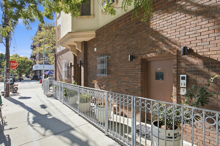 332 Manhattan Ave, Brooklyn, NY à vendre - Photo de l’immeuble – Image 3 sur 35