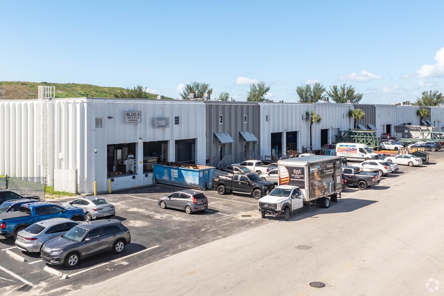 9014-9112 NW 105th Way, Medley, FL à louer - Photo principale – Image 2 sur 4