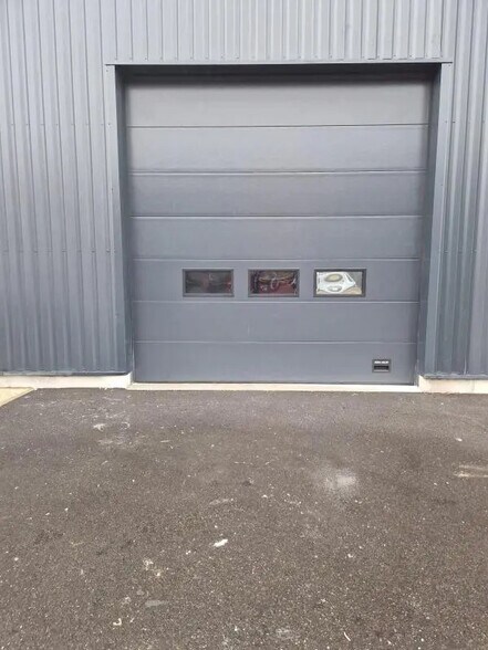 Local d’activités dans SAINT-OUEN-L'AUMONE à louer - Photo de l’immeuble – Image 3 sur 7