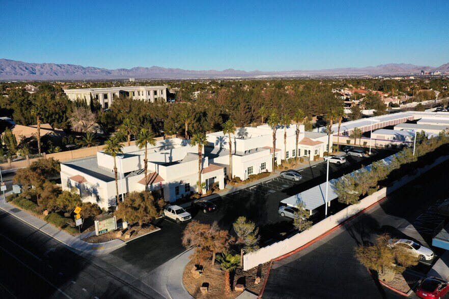 2400 S Cimarron Rd, Las Vegas, NV à louer - Photo de l’immeuble – Image 2 sur 13