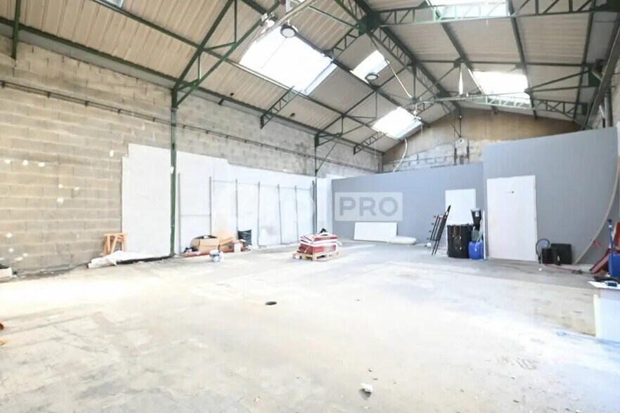 Local d’activités dans Vénissieux à louer - Photo de l’immeuble – Image 2 sur 5