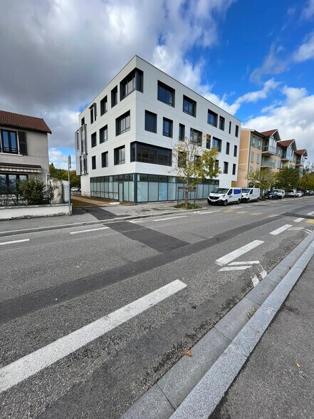 43 Rue De La République, Chassieu à vendre - Photo de l’immeuble – Image 2 sur 9