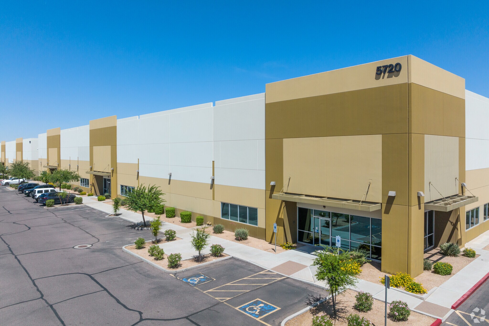 5720 S 40th St, Phoenix, AZ à louer Photo principale– Image 1 sur 5