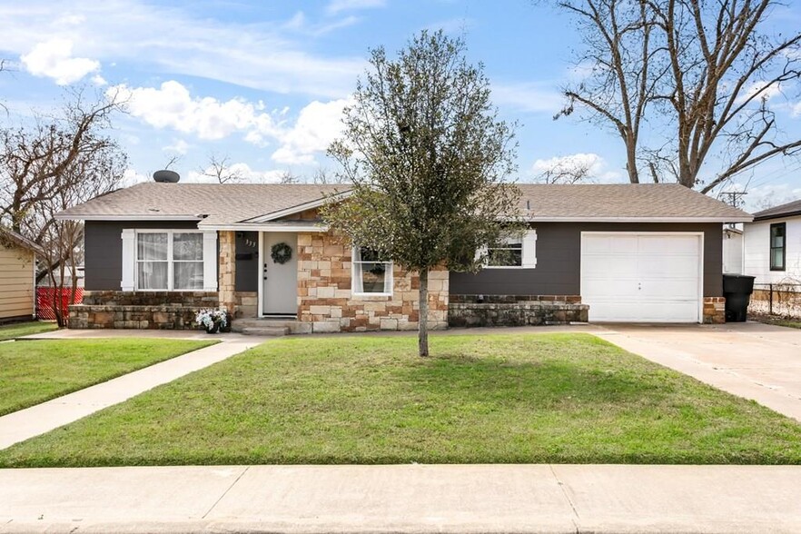 333 W Burbank St, Fredericksburg, TX à vendre - Photo principale – Image 1 sur 22